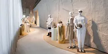 Bertempat di Pan Pacific Hotel, Louis Vuitton hadirkan koleksi Women’s Resort dan Pre-Fall 2025 Collections dengan sangat menarik. Mencerminkan suasana resort yang khas, Louis Vuitton menawarkan pengalaman berbelanja yang spesial dari biasanya. / Foto: Fimela.com.