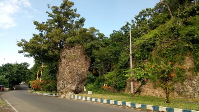 Batu besar atau Watu Dodol yang hingga sat ini tetap kokoh berada di tengah jalan raya Situbondo (Istimewa)