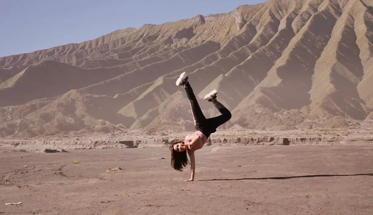 Aksi gadis kelahiran tahun 2000 ini masih belum pudar. Saat liburan ke Bromo, dia menyempatkan berfoto dengan gaya ala breakdance di Lokasi Pasir Berbisik. Dengan gaya sporty, dia tampak sangat bersemangat. (Liputan6.com/IG/faynabilalxndr)