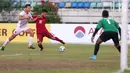 Pemain Timnas Indonesia U-19, Saddil Ramdani berusaha melewati pemain Brunei Darussalam pada laga Piala AFF U-18 di Stadion Thuwunna, Myanmar, Rabu (13/9/2017). Indonesia menang 8-0 atas Brunei Darussalam. (Liputan6.com/Yoppy Renato)