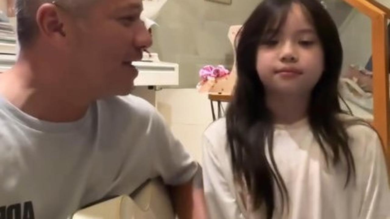 Ngaku Nyesel Nggak Belajar Alat Musik, Ini Momen Manis Gading Marten dan Gempi Cover Lagu 'Baby' Justin Bieber