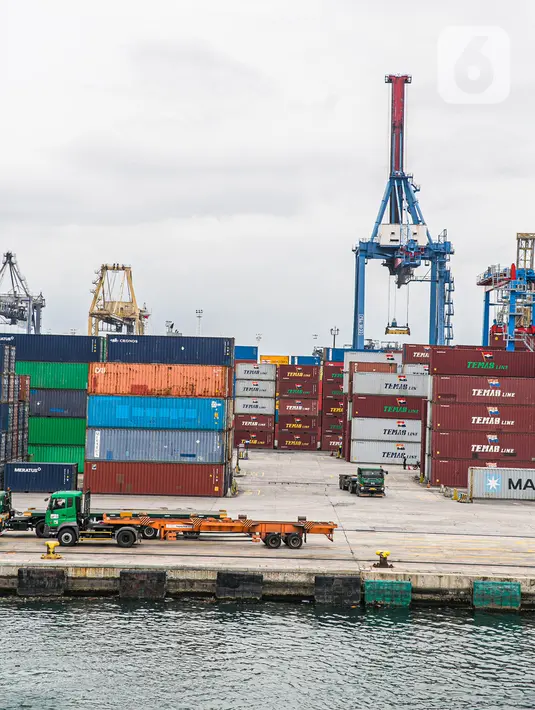 Suasana aktivitas bongkar muat peti kemas di Pelabuhan Tanjung Priok, Jakarta Utara, Kamis (21/1/2021). Bank Indonesia (BI) kembali mempertahankan tingkat suku bunga acuan atau BI 7-day Reverse Repo Rate sebesar 3,75 persen. (Liputan6.com/Faizal Fanani)
