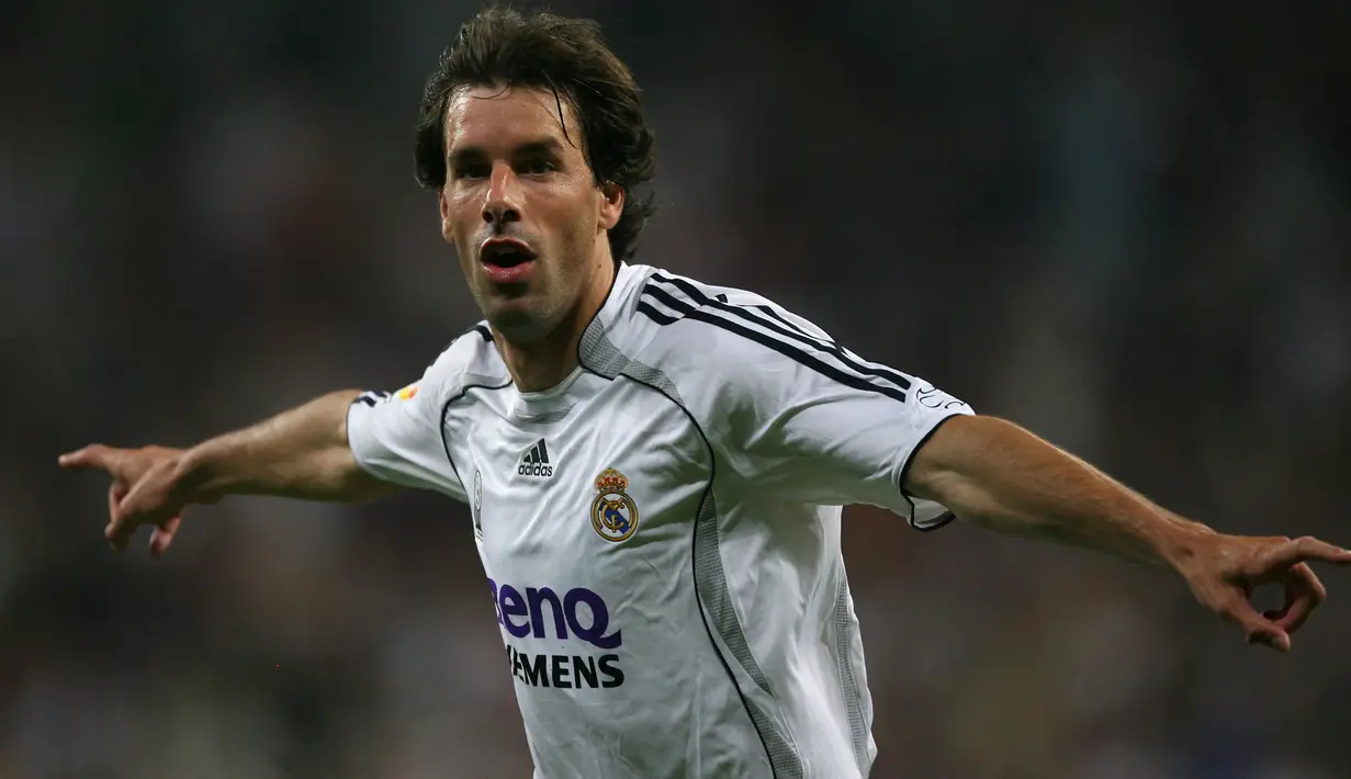 Selebrasi striker Real Madrid, Ruud van Nistelrooy setelah mencetak gol ke gawang Valencia pada laga Liga Spanyol 2006/2007 di Santiago Bernabeu Stadium, Madrid (21/4/2007). Setelah membela Manchester United selama 5 musim, striker Belanda Ruud van Nistelrooy hijrah ke Real Madrid pada awal musim 2006/2007. Ia langsung tampil tajam di musim pertamanya dan menjadi top skor Liga Spanyol dengan mencetak total 25 gol dan 2 assist dari 37 laga. (AFP/Pierre-Philippe Marcou)