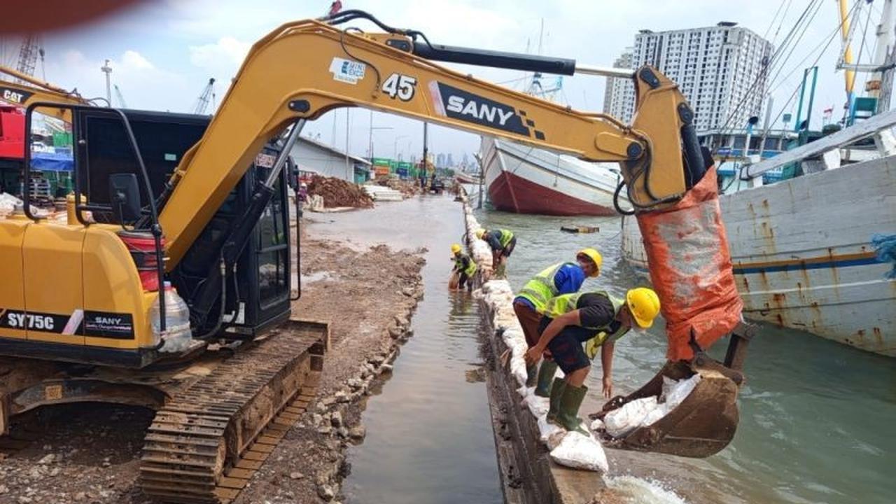 Antisipasi Banjir Rob, Pelindo Sunda Kelapa Siagakan Alat Berat: Mengapa Pelabuhan Rentan Terhadap Pasang Laut?