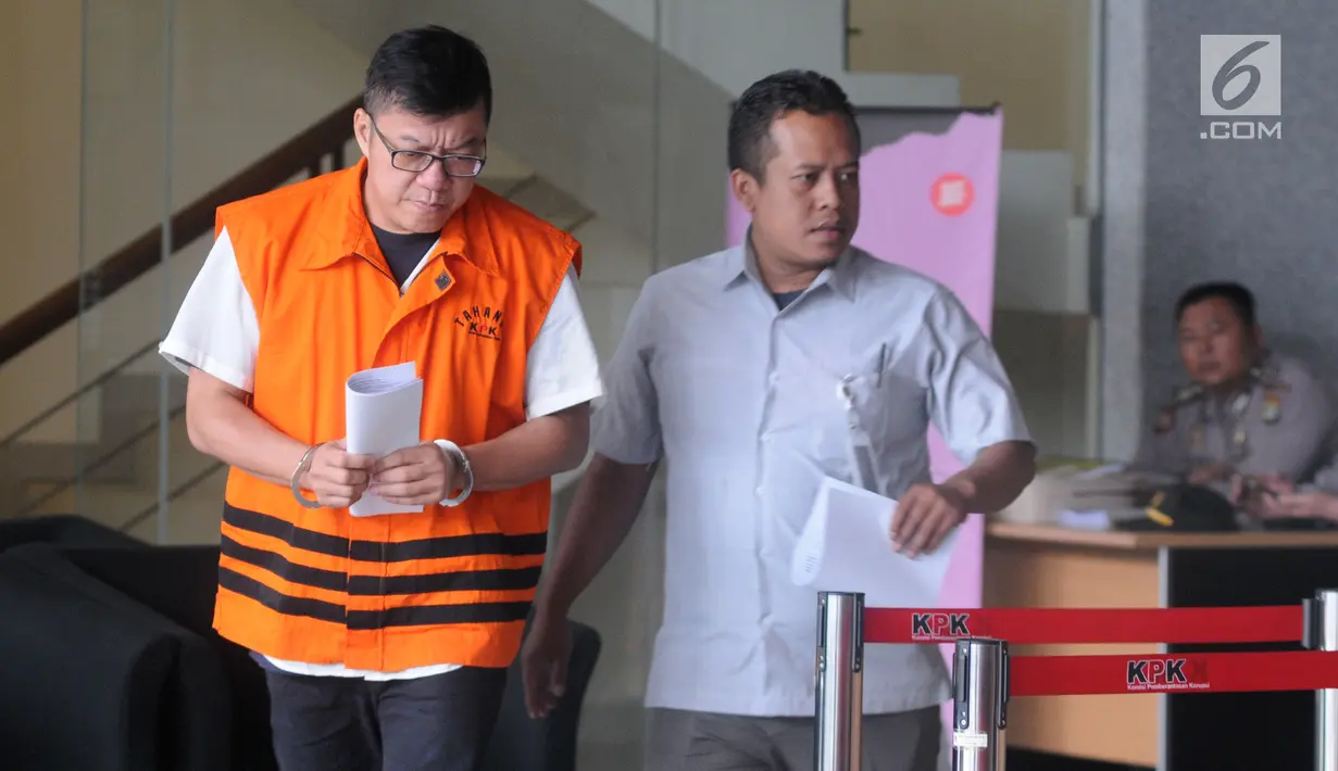 Pemegang saham mayoritas PT Bintuni Energy Persada David Manibui usai menjalani pemeriksaan di Gedung KPK, Jakarta, Selasa (24/9/2019). Dia diperiksa sebagai tersangka dugaan suap pengadaan pekerjaan peningkatan jalan di Kabupaten Jayapura pada APBD-P Pemprov Papua TA 2015. (merdeka.com/Dwi Narwoko)