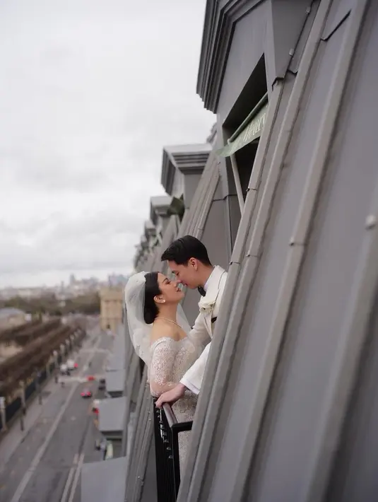 Berlokasi di Paris, nuansa pernikahan Valencia Tanoesoedibjo dan Kevin Sanjaya berlangsung romantis [@morden.co]
