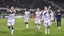 Pemain Bologna memberikan aplaus setelah takluk dari Fiorentina pada laga Coppa Italia di Stadion Artemio Franchi, Rabu (10/1/2024). (LaPresse via AP/Massimo Paolone)