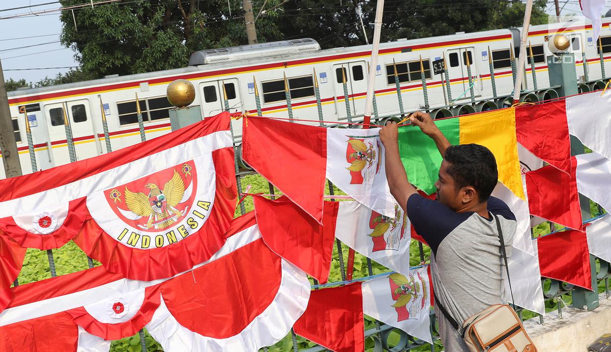 Penjual bendera dan aksesori perayaan kemerdekaan RI merapihkan dagangannya di kawasan Pasar Minggu, Jakarta, Selasa (1/8). Jelang Hari Kemerdekaan, penjualan bendera dan aksesori kemerdekaan mulai marak di Ibukota. (Liputan6.com/Immanuel Antonius)