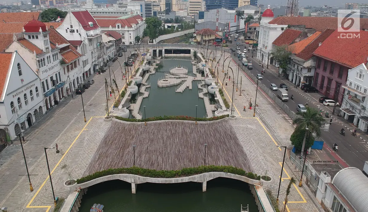 Kondisi perkembangan proyek revitalisasi kawasan Kali Besar, Kota Tua yang dilihat dari atas, Jakarta Barat, Kamis (3/5). Di tengah kali terdapat jembatan yang menghubungkan sisi kiri timur dan barat. (Liputan6.com/Arya Manggala)