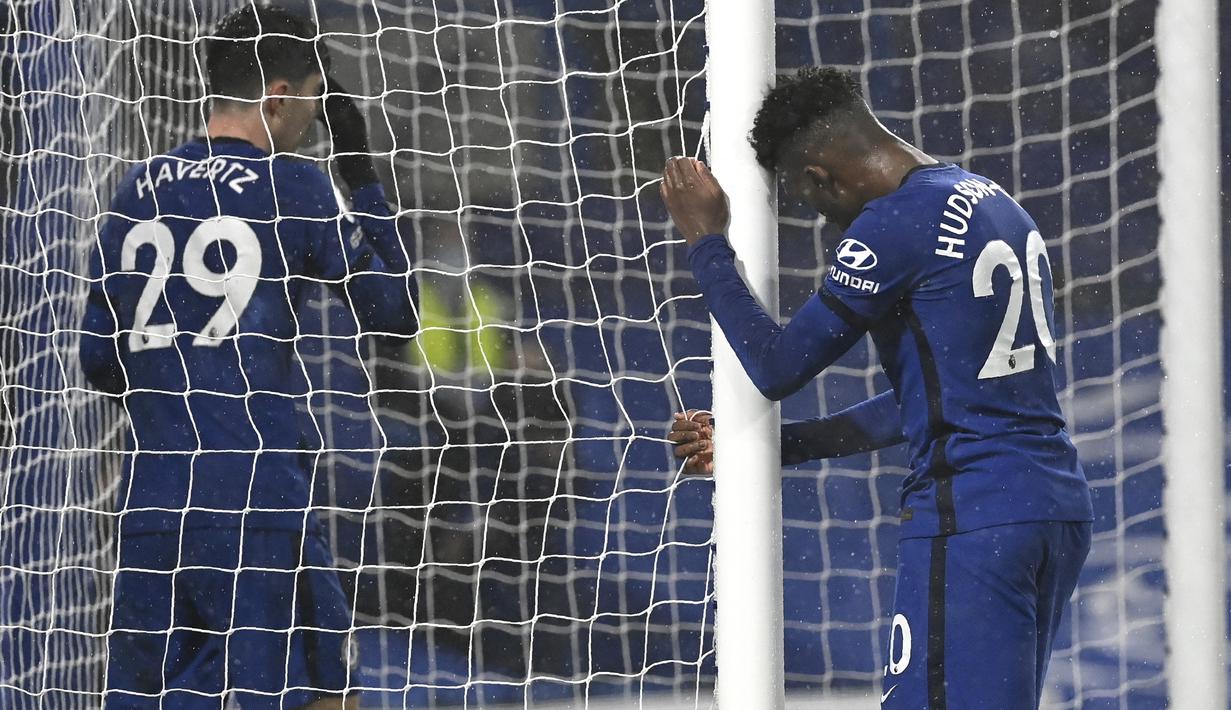 Dua gelandang Chelsea, Callum Hudson-Odoi (kanan) dan Kai Havertz Thomas Tuchel tampak kecewa di muka gawang Wolverhampton dalam laga lanjutan Liga Inggris 2020/21 pekan ke-20 di Stamford Bridge, Rabu (27/1/2021). Chelsea bermain imbang 0-0 dengan Wolverhampton. (Pool via AP/Neil Hall)