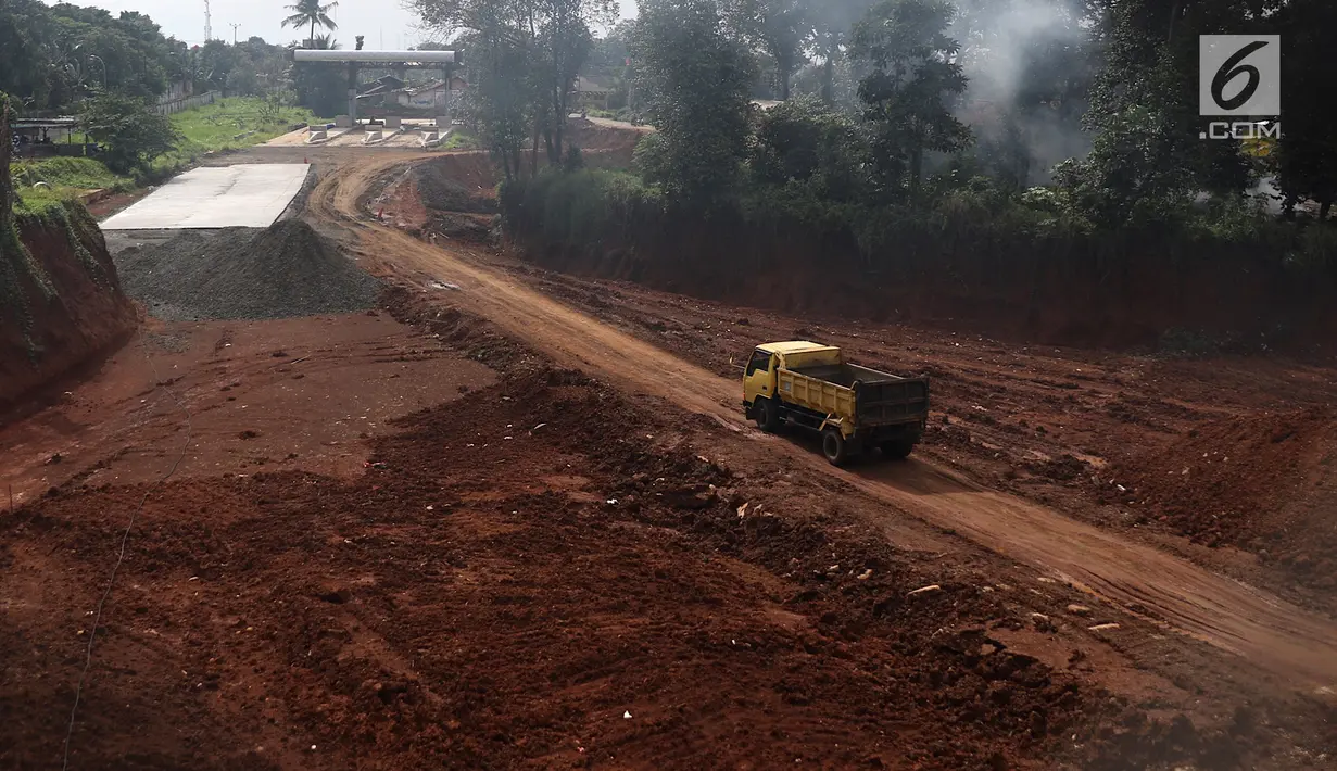 Truk lalu lalang di sekitar proyek pengerjaan Jalan Tol Cijago, Depok, Jawa Barat, Senin (19/2). Hingga akhir 2018, diharapkan panjang tol baru yang dimiliki Indonesia sejak Oktober 2014 mencapai 1.183 km. (Liputan6.com/Immanuel Antonius)