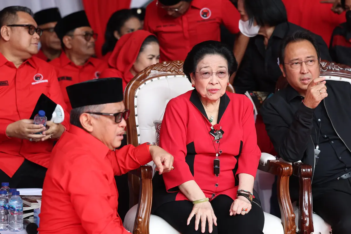 Ketua Umum DPP PDI Perjuangan (PDIP) Megawati Soekarnoputri didampingi putranya yang juga Ketua DPP DPIP bidang Ekonomi Kreatif Prananda Prabowo dan Sekjen PDIP Hasto Kristiyanto