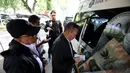 Program ini merupakan bagian dari upaya memastikan ketersediaan uang tunai yang cukup dan berkualitas selama periode Ramadan hingga Idul Fitri. Tampak dalam foto, warga antre untuk menukarkan uang di pelayanan mobil kas keliling Bank Indonesia di Stasiun Gambir, Jakarta, Senin (16/3/2026). (Kapanlagi.com/Budy Santoso)