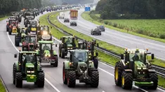 Para petani mengendarai traktor mereka sambil memblokir sepanjang jalan raya utama di Belanda, Selasa (1/10/2019). Mereka merencanakan protes di Den Haag untuk menyuarakan ketidakadilan karena disalahkan atas masalah polusi nitrogen yang terjadi negara itu. (Vincent Jannink/ANP/AFP)