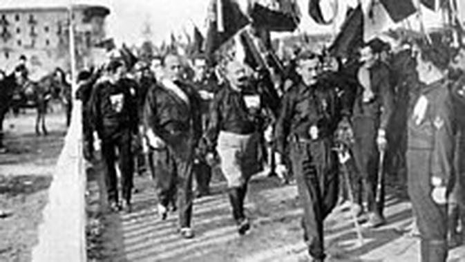 Kaus Hitam Mussolini. (Wikimedia)