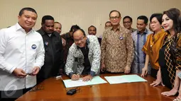 Wakil Ketua Umum Kamar Dagang dan Industri Indonesia (Kadin) Bidang Perbankan dan Finansial, Rosan P Roeslani mengisi berkas pendaftaran di Menara Kadin, Jakarta, (16/11/2015). (Liputan6.com/Helmi Afandi) 