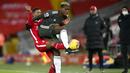 Pemain Manchester United, Paul Pogba, berebut bola dengan pemain Liverpool, Georginio Wijnaldum, pada laga Liga Inggris di Stadion Anfield, Minggu (17/1/2021). Kedua tim bermain imbang 0-0. (Michael Regan/Pool via AP)