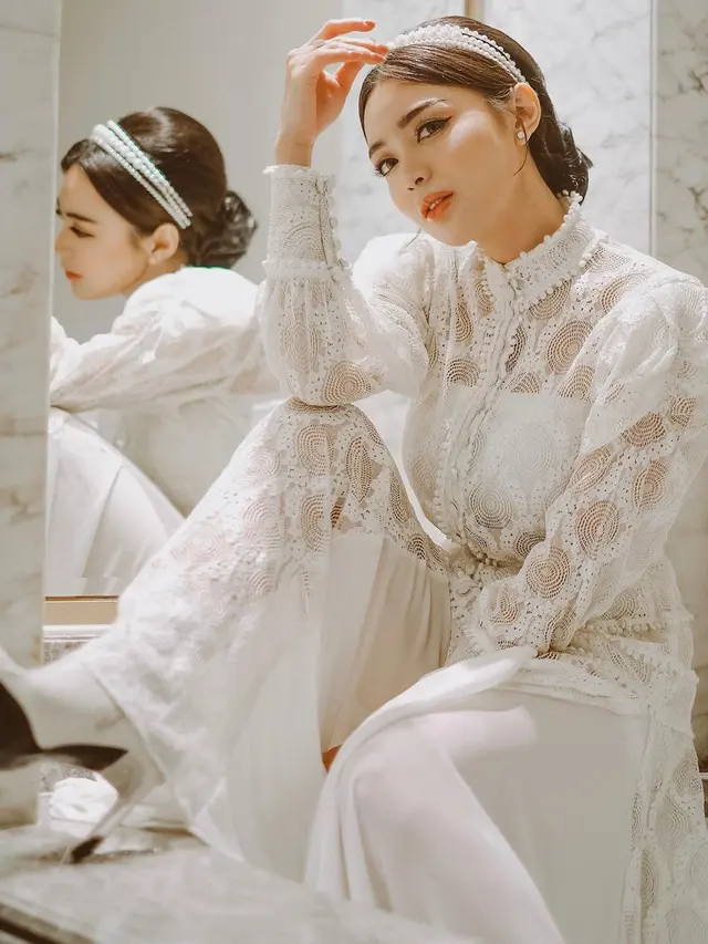 Wika Salim Pakai Gaun Serba Putih
