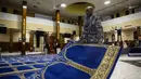 Seorang pria muslim menghamparkan karpet saat akan salat tarawih di Dar Al Hijrah Islamic Center, Falls Church, Virginia, Amerika Serikat, 11 Mei 2019. Populasi muslim di AS telah meningkat dalam seratus tahun terakhir, sebagain besar didorong oleh adanya imigran. (REUTERS/Amr Alfiky)