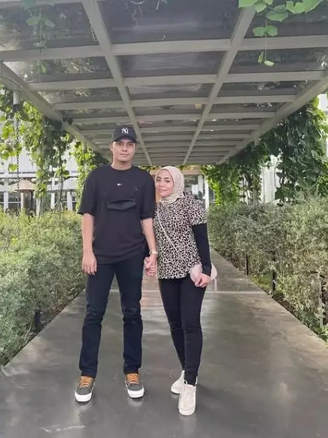 Potret Muzdalifah yang Awet Muda dan Tampak Langsing di Usia 46 Tahun. (Instagram/@muzdalifah999)