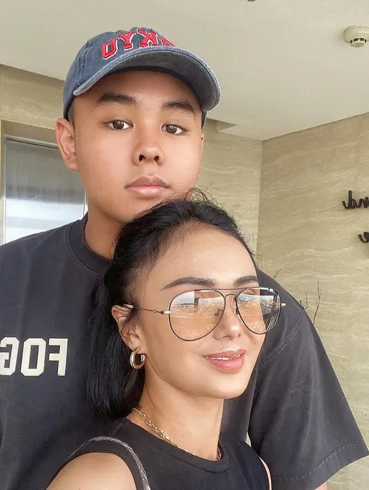 "Nemein anak lanang ikhtiar di Jogja," tulis yunishara36. Unggahan tersebut mendapat respon positid dari warganet.  Banyak pengikut instagramnya mendoakan Cello lulus mengikuti tes-nya. [Instagram/yunishara36]