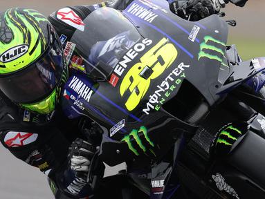 Cal Crutchlow dipercaya menjadi test rider Yamaha sejak 2021. Pembalap Inggris tersebut sebelumnya telah lama berkecimpung di MotoGP. Memulai karier sejak 2011, Cal Crutchlow telah mengantongi 19 podium di MotoGP. Ia merupakan sosok penting di balik motor Yamaha YZR-M1. (AFP/Adrian Dennis)