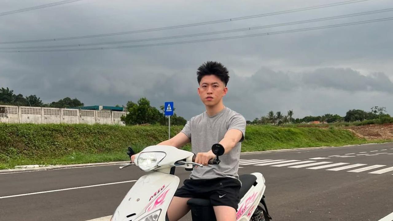 Rich Brian Santai Naik Motor Matic di Indonesia, Gayanya Bikin Warganet Terhibur