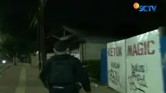 Dari penggeledahan, Tim Pemburu Preman Polres Jakarta Barat menemukan celurit di sepeda motor pelaku tawuran.