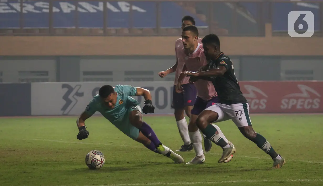 Penyerang Persikabo 1973, Ronaldo Rubener Wanma (kanan) berusaha mencetak gol ke gawang Persik Kediri saat laga pekan ketiga BRI Liga 1 2021/2022 di Stadion Wibawa Mukti, Cikarang, Jumat (17/09/2021). Persikabo 1973 dan Persik Kediri harus puas bermain imbang 2-2. (Bola.com/Bagaskara Lazuardi)