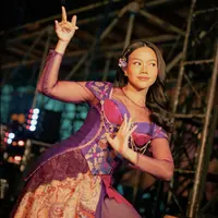 Memadukan warna vibrant dan ragam kain khas Indonesia, busana panggung Yura Yunita tak pernah gagal hadirkan decak kagum. [Foto: Instagram/ Yura Yunita]