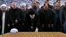 Ayatollah Ali Khamenei berduka saat mengahadiri upacara pemakaman Hashemi Rafsanjani di kampus Tehran University di Teheran, Iran (10/1). (HO/KHAMENEI.IR/AFP)