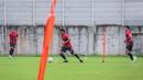 <p>Pemain Persija Jakarta, Akbar Arjunsyah (tengah) bersama rekan-rekannya melakukan latihan perdana yang berlangsung di Nirwana Park, Bojongsari, Sawangan, Sabtu (29/06/2024). (Bola.com/Bagaskara Lazuardi)</p>