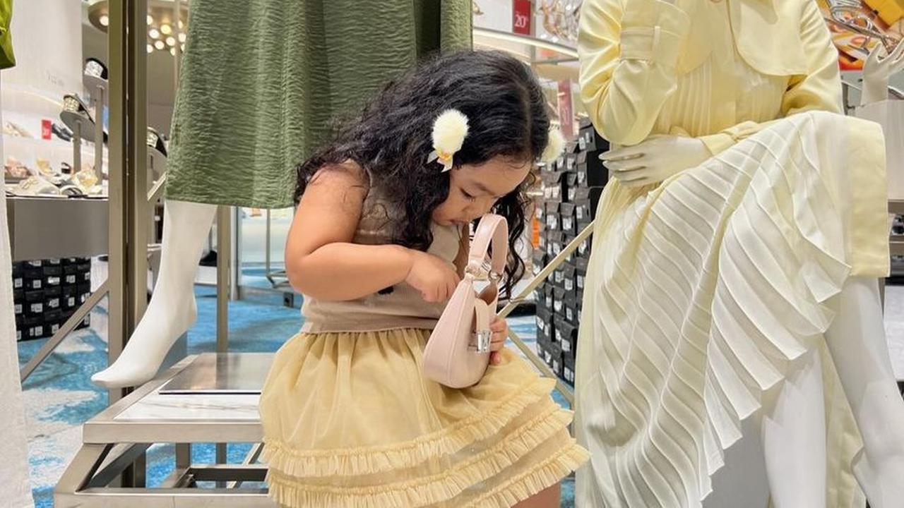 OOTD Xarena Saat Ikut Belanja di Mal