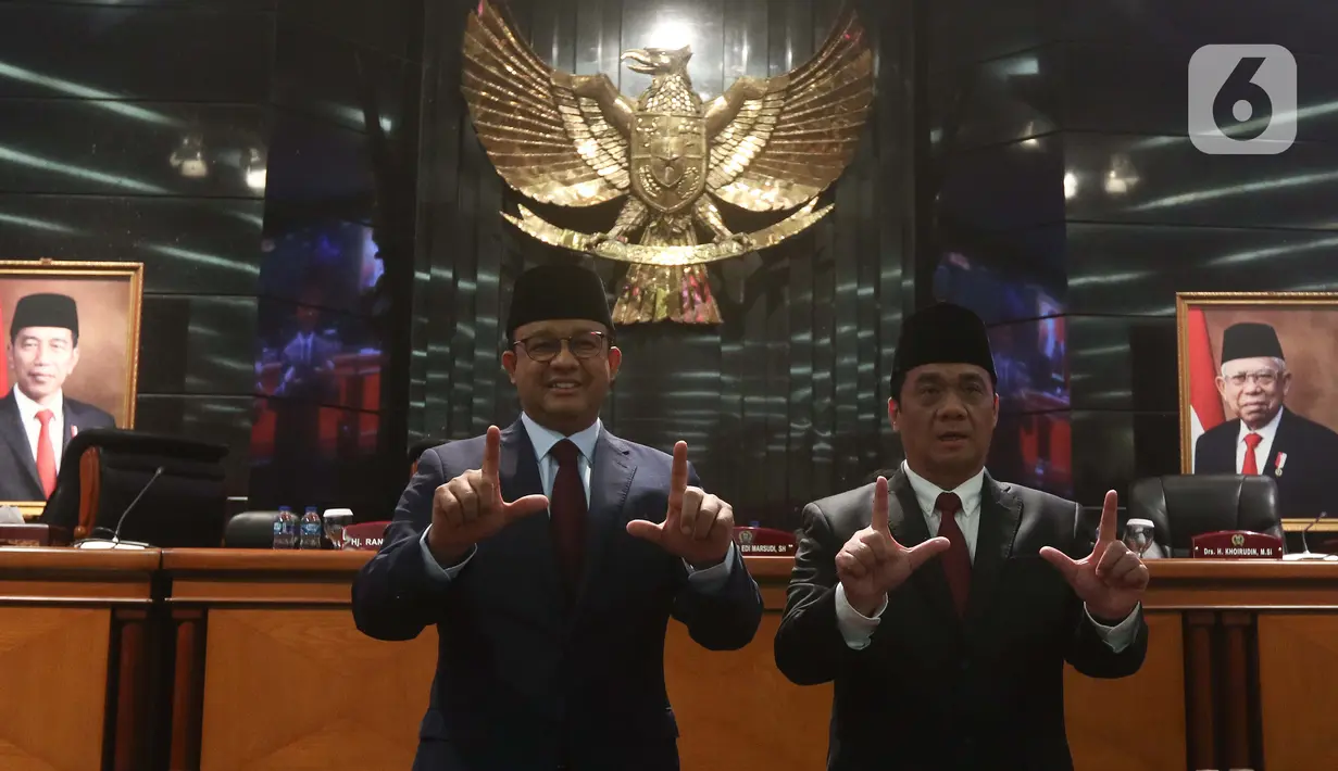Gubernur DKI Jakarta Anies Baswedan (kiri) bersama Wakil Gubernur DKI Jakarta Ahmad Riza Patria berfoto bersama usai mengikuti sidang paripurna di Gedung DPRD DKI Jakarta, Selasa (13/9/2022). DPRD DKI Jakarta menggelar rapat paripurna pengumuman masa akhir kepemimpinan Gubernur DKI Jakarta Anies Baswedan - Ahmad Riza Patria 30 hari sebelum masa tugas berakhir. Rapat paripurna pengumuman pemberhentian Anies ini dilakukan sesuai Surat Edaran Kementerian Dalam Negeri Nomor 131/2188/OTDA. (Liputan6.com/Herman Zakharia)
