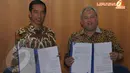 Gubernur DKI Jakarta Joko Widodo dan Rektor ITB Prof. Akhmaloka, Dipl.Biotech., Ph.D. memperlihatkan nota kerjasama Pemda DKI dan ITB,  Kamis (17/04/2014) (Liputan6.com/Herman Zakharia).