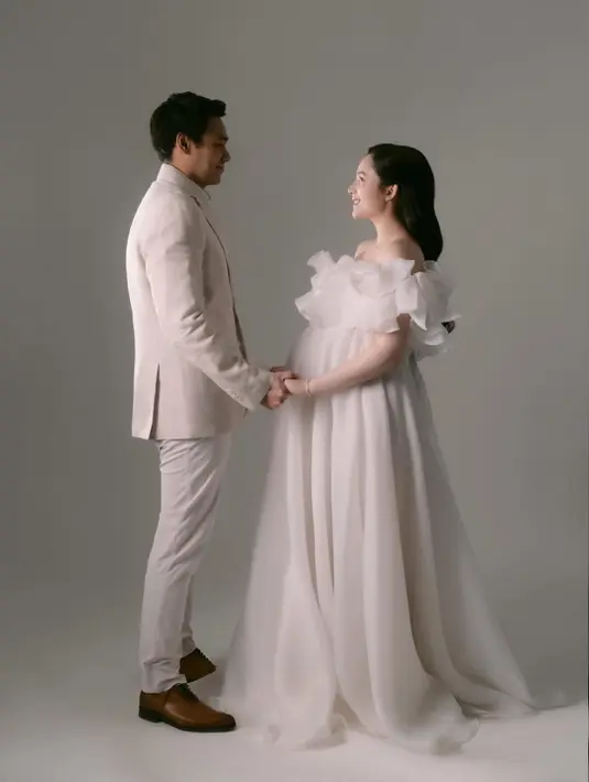 Sang suami Rob Clinton tampil gagah dengan setelan jas semi formal bernuansa nude [@chelseaislan]