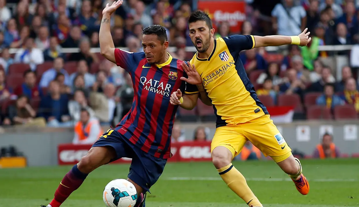 Mantan pemain Barcelona yang kini membela Atletico Madrid, David Villa (kanan) berduel dengan Adriano di laga terakhir La Liga musim 2013-2014 di stadion Camp Nou, Barcelona, (18/5/2014). (REUTERS/Marcelo del Pozo)