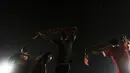 The Jakmania, membentangkan syal bernama Amarzukih, pada laga Piala Jenderal Sudirman melawan PBR di Stadion Kanjuruhan, Malang, Kamis (19/11/2015). (Bola.com/Vitalis Yogi Trisna)