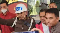 Anggota Badan Pemeriksa Keuangan (BPK) Achsanul Qosasi ditetapkan sebagai tersangka dan ditahan atas korupsi BTS 4G BAKTI Kominfo.