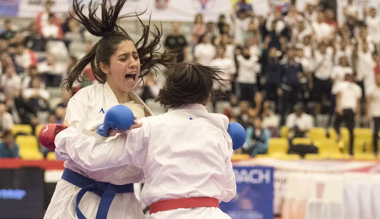 Karateka Turki, Eda Eltemur menjadi lawan karateka Indonesia, Ceyco Georgia Zefanya saat partai final pada Kejuaraan Dunia Karate Junior, Cadet dan U-21 di ICE BSD, Tangerang, Jumat (13/11/2015). (Bola.com/Vitalis Yogi Trisna) 