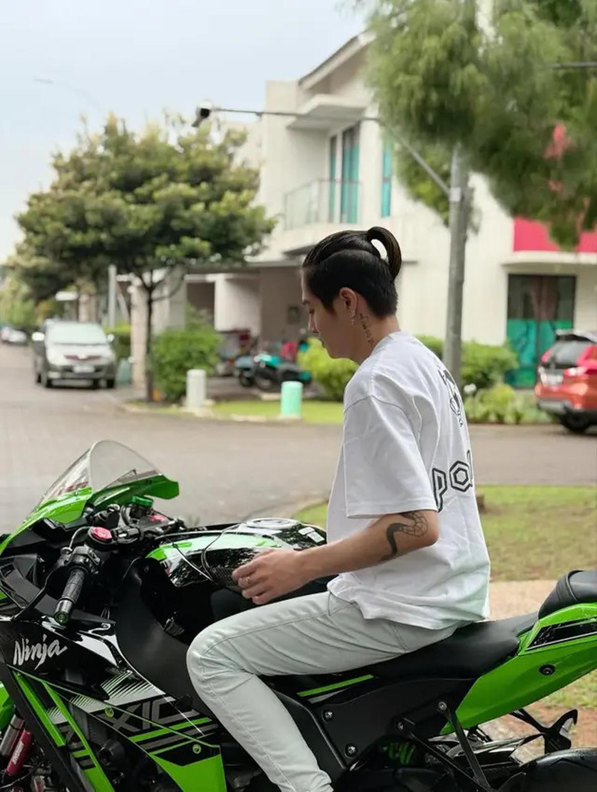 Gaya Rambut DJ Panda dengan Potongan Man Bun Undercut yang Jadi Ciri Khas