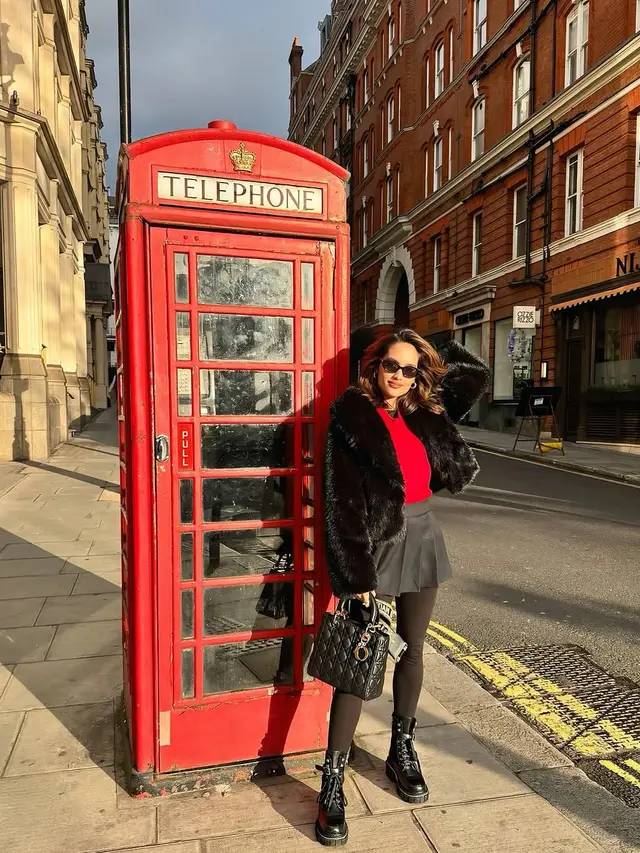 OOTD Stylish Cinta Laura Kiehl Healing di London, Definisi Fashion People Sejati
