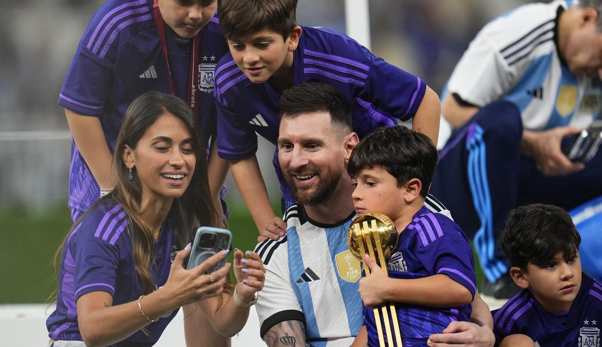 Bintang Argentina, Lionel Messi memilih merayakan kemenangan dengan bercengkrama dengan keluarga yang ikut datang ke stadion, yaitu sang istri Antonella Rocuzzo beserta anak mereka. (AP Photo/Manu Fernandez)