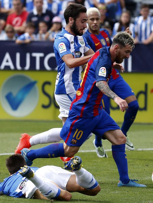 Lionel Messi saat mengecoh dan melewati para pemain Leganes pada lanjutan La Liga Spanyol di Butarque stadium, Madrid, (17/09/2016). (EPA/Juan Carlos Hidalgo)