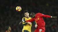 Pemain Arsenal, Granit Xhaka (tengah) berduel dengan pemain Liverpool, Sadio Mane (kanan) pada laga Premier League pekan ke-27 di Anfield, Liverpool, (4/3/2017). Liverpool menang 3-1. (AP/Dave Thompson)