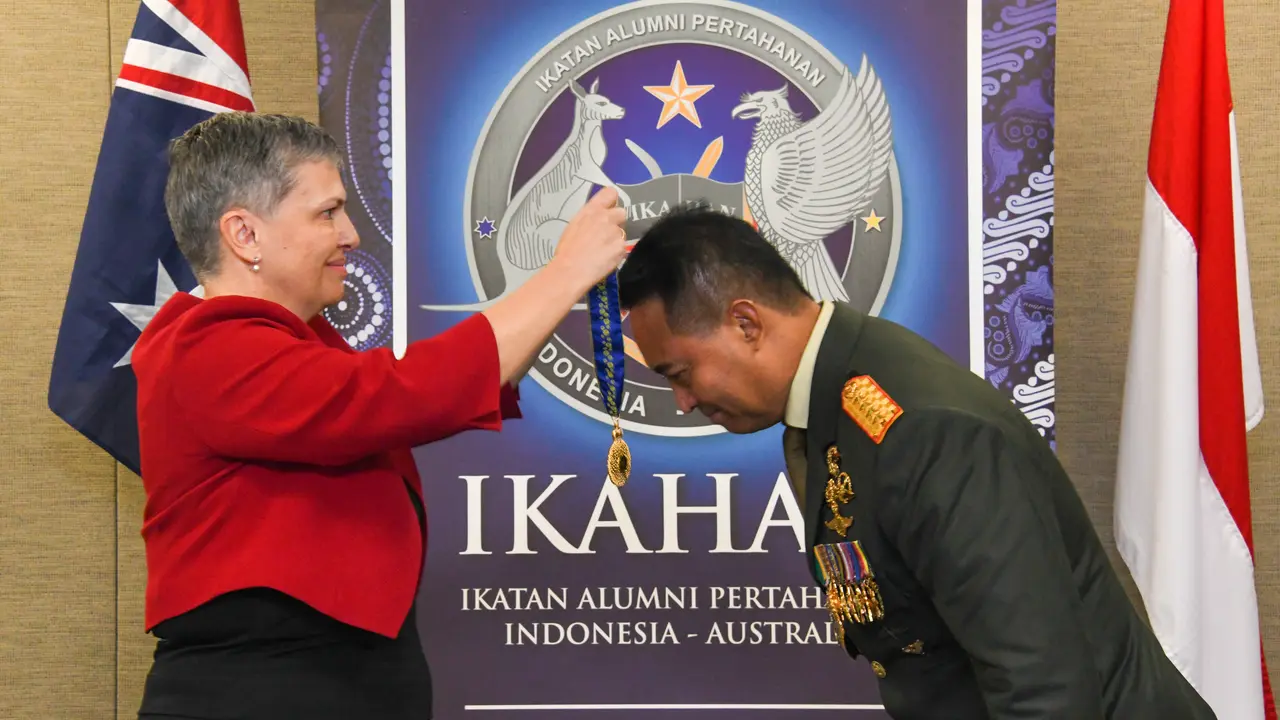Panglima Tentara Nasional Indonesia (TNI) dianugerahi salah satu penghargaan tertinggi Australia pada upacara yang diselenggarakan di Kedutaan Besar Australia di Jakarta hari ini. (Dok Kedubes Australia di Jakarta)