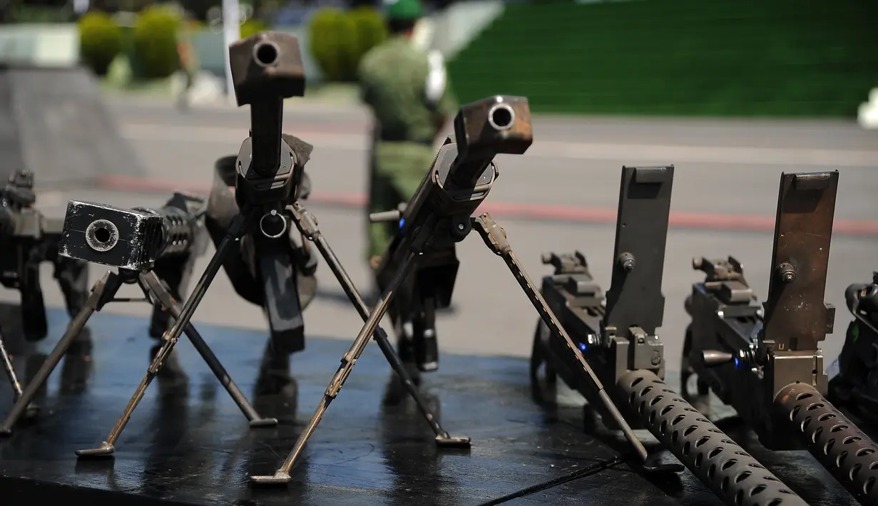 Senapan kaliber dan senapan mesin antijaminer.50 telihat saat penghancuran senjata api yang diambil dari penjahat atau diserahkan oleh orang-orang, di Kamp Militer 1-A di Kota Meksiko, (1/8). (AFP Photo/Bernardo Montoya)