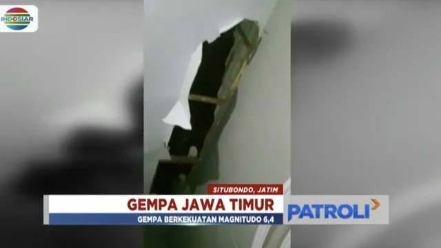 Warga Situbondo, Jawa Timur, pilih bertahan di luar rumah usai gempa 6,4 SR mengguncang pada Kamus (11/10) dini hari.