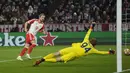 Pemain Bayern Munchen, Harry Kane, mencetak gol ke gawang Lazio pada laga leg kedua babak 16 besar Liga Champions yang dihelat di Allianz Arena, Rabu (6/3/2024). Harry Kane menjadi bintang kemenangan Bayern atas Lazio dengan memborong dua gol. (AP Photo/Matthias Schrader)