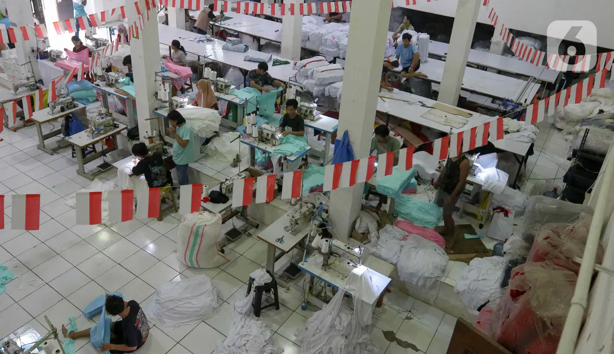 Sejumlah pekerja menyelesaikan pembuatan kaos di konveksi Sinergi Adv, Jakarta, Rabu (7/8/2024). (Liputan6.com/Herman Zakharia)